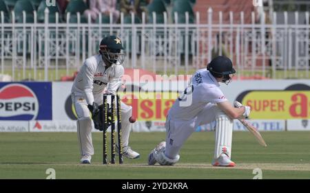 Rawalpindi, Pakistan. Oktober 2024. Der englische Spieler war Ben duckett, der vom pakistanischen Bowler Sajid während des letzten Cricket Test Matches zwischen Pakistan und England im Pindi Cricket Stadium in Rawalpindi (Bild: © Raja Imran Bahadar/Pacific Press via ZUMA Press Wire) gedreht wurde. Nicht für kommerzielle ZWECKE! Stockfoto