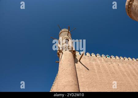 Der traditionelle östliche Turm steht majestätisch an der Ecke der Außenmauer des alten Khan-Palastes in Chiwa, Usbekistan. Diese Architektur Stockfoto