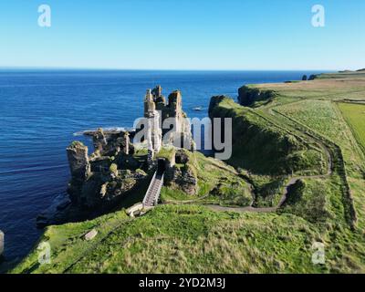 Schloss Sinclair Girnigoe, eine spektakuläre Burgruine an der Küste von Caithness, Schottland. Stockfoto