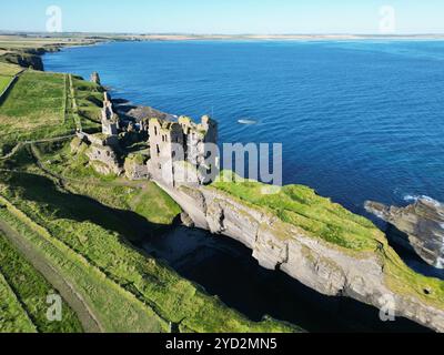 Schloss Sinclair Girnigoe, eine spektakuläre Burgruine an der Küste von Caithness, Schottland. Stockfoto