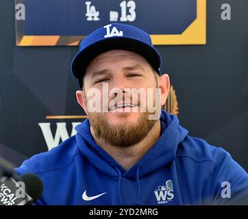 Los Angeles, Usa. Oktober 2024. Der dritte Baseman Max Muncy der Los Angeles Dodgers spricht am Donnerstag, den 24. Oktober 2024 in Los Angeles während des Workouts vor Spiel 1 der World Series 2024 im Dodger Stadium vor den Medien Foto von Jim Ruymen/UPI Credit: UPI/Alamy Live News Stockfoto