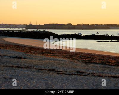 Port Louis Festung von Larmor Plage im frühen Morgenlicht gesehen Stockfoto