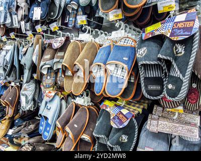 Samara, Russland - 26. September 2019: Verschiedene Pantoffeln, die im Supermarkt der Kette verkauft werden können Stockfoto