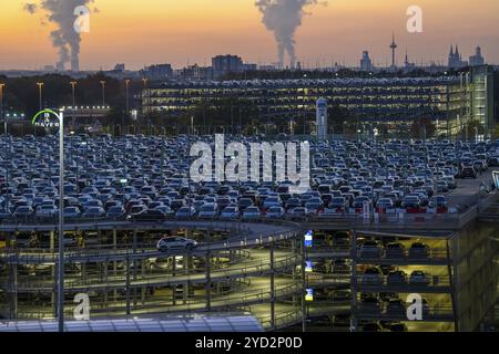 Parkplatz P2, am Flughafen Köln-Bonn, hinter Parkplatz P3 und der Kölner Skyline, Nordrhein-Westfalen, Deutschland, Europa Stockfoto