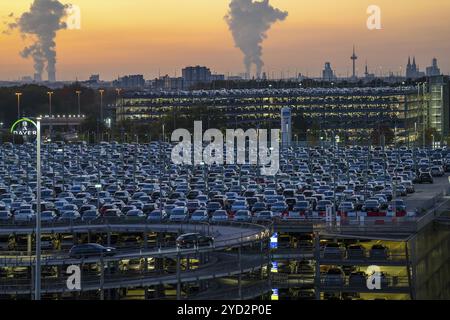 Parkplatz P2, am Flughafen Köln-Bonn, hinter Parkplatz P3 und der Kölner Skyline, Nordrhein-Westfalen, Deutschland, Europa Stockfoto