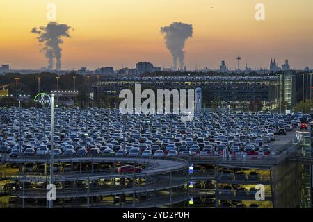 Parkplatz P2, am Flughafen Köln-Bonn, hinter Parkplatz P3 und der Kölner Skyline, Nordrhein-Westfalen, Deutschland, Europa Stockfoto