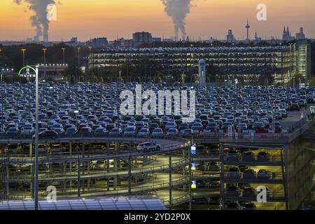 Parkplatz P2, am Flughafen Köln-Bonn, hinter Parkplatz P3 und der Kölner Skyline, Nordrhein-Westfalen, Deutschland, Europa Stockfoto