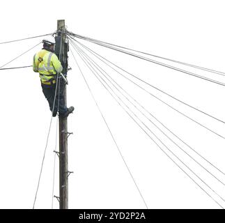 Isolierter Lineman (oder Linienarbeiter oder Techniker), der eine Telefonleitung repariert Stockfoto