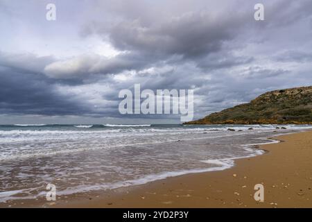 Landschaftsblick auf den roten Sandstrand in der idyllischen Ramla Bay auf Gozo Island in Malta Stockfoto