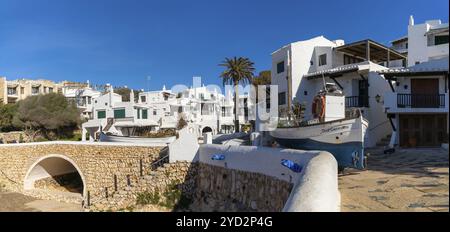 Binibeca Vell, Spanien, 24. Januar 2024: Blick auf das idyllische Dorf Binibeca Vell auf Menorca, Europa Stockfoto