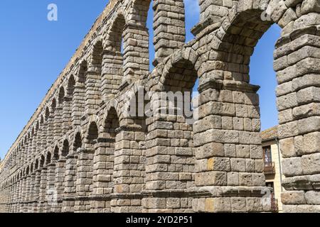 Segovia, Spanien, 7. April 2024: Architektonische Detailansicht des Aquädukts von Segovia, Europa Stockfoto