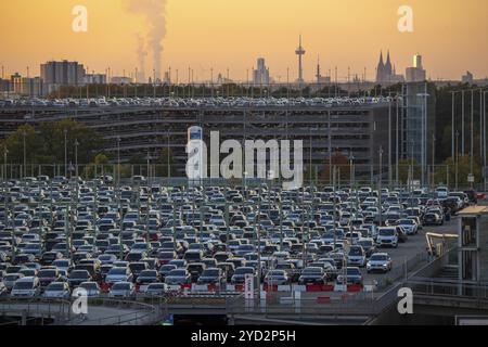 Parkplatz P2, am Flughafen Köln-Bonn, hinter Parkplatz P3 und der Kölner Skyline, Nordrhein-Westfalen, Deutschland, Europa Stockfoto