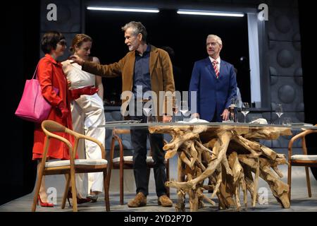 Wiebke Mollenhauer als Babette Lohmann, Maren Eggert als Claire Lohmann, Ulrich Matthes als Paul Lohmann und Bernd Moss als Serge Lohmann, v.l., während der Fotoprobe für das Stück das Dinner im Deutschen Theater in Berlin, 24. Oktober 2024. // nach dem Roman angerichtet von Herman Koch. Regie Andras Dömötör. Bühne Ann-Christine Müller. Kostüme Almut Eppinger. Premiere ist am 26. Oktober 2024. Deutsches Theater Berlin das Dinner *** Wiebke Mollenhauer als Babette Lohmann , Maren Eggert als Claire Lohmann , Ulrich Matthes als Paul Lohmann und Bernd Moss als Serge Lohmann , f l , während des Fotorezepts Stockfoto