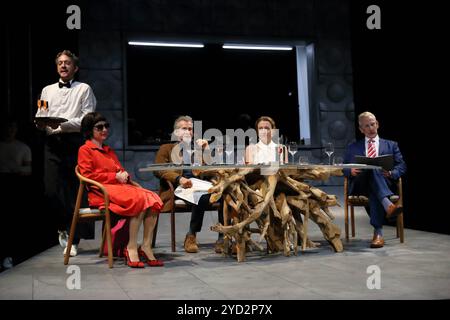 Andri Schenardi als Kellner, Wiebke Mollenhauer als Babette Lohmann, Ulrich Matthes als Paul Lohmann, Maren Eggert als Claire Lohmann und Bernd Moss als Serge Lohmann, v.l., während der Fotoprobe für das Stück das Dinner im Deutschen Theater in Berlin, 24. Oktober 2024. // nach dem Roman angerichtet von Herman Koch. Regie Andras Dömötör. Bühne Ann-Christine Müller. Kostüme Almut Eppinger. Premiere ist am 26. Oktober 2024. Deutsches Theater Berlin das Abendessen *** Andri Schenardi als Kellner, Wiebke Mollenhauer als Babette Lohmann, Ulrich Matthes als Paul Lohmann, Maren Eggert als Claire Lohmann an Stockfoto