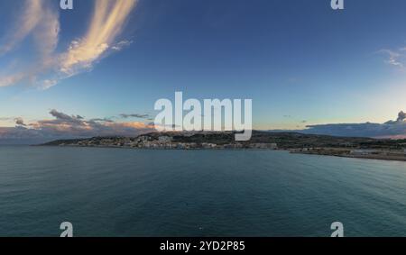 Ein Panoramablick auf die Mellieha Bay in Malta bei Sonnenuntergang Stockfoto