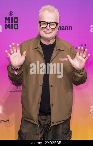 Herbert Groenemeyer auf dem roten Teppich vor der Preisverleihung Polyton 2024 im Berliner Atelier-Garten am 23. Oktober 2024. Die Auszeichnung war h Stockfoto