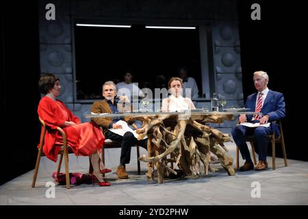 Wiebke Mollenhauer als Babette Lohmann, Ulrich Matthes als Paul Lohmann, Maren Eggert als Claire Lohmann und Bernd Moss als Serge Lohmann, v.l., während der Fotoprobe für das Stück das Dinner im Deutschen Theater in Berlin, 24. Oktober 2024. // nach dem Roman angerichtet von Herman Koch. Regie Andras Dömötör. Bühne Ann-Christine Müller. Kostüme Almut Eppinger. Premiere ist am 26. Oktober 2024. Deutsches Theater Berlin das Dinner *** Wiebke Mollenhauer als Babette Lohmann , Ulrich Matthes als Paul Lohmann , Maren Eggert als Claire Lohmann und Bernd Moss als Serge Lohmann , f l , während des Fotorezepts Stockfoto