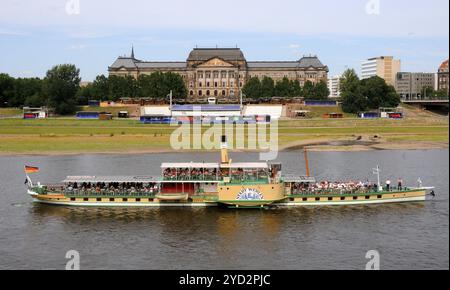 Raddampfer, Stadt Wehlen, auf der Elbe vor dem Finanzministerium und dem Sächsischen Staatskanzleramt, Dresden, Sachsen, Deutschland, Europa Stockfoto