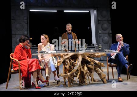 Wiebke Mollenhauer als Babette Lohmann, Maren Eggert als Claire Lohmann, Ulrich Matthes als Paul Lohmann und Bernd Moss als Serge Lohmann, v.l., während der Fotoprobe für das Stück das Dinner im Deutschen Theater in Berlin, 24. Oktober 2024. // nach dem Roman angerichtet von Herman Koch. Regie Andras Dömötör. Bühne Ann-Christine Müller. Kostüme Almut Eppinger. Premiere ist am 26. Oktober 2024. Deutsches Theater Berlin das Dinner *** Wiebke Mollenhauer als Babette Lohmann , Maren Eggert als Claire Lohmann , Ulrich Matthes als Paul Lohmann und Bernd Moss als Serge Lohmann , f l , während des Fotorezepts Stockfoto