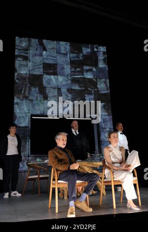 Ulrich Matthes als Paul Lohmann und Maren Eggert als Claire Lohmann sowie hinten v.l. Carlo Krammling als Michel Lohmann, Kellner, Jens Koch als Kellner und Andri Schenardi als Kellner während der Fotoprobe für das Stück das Dinner im Deutschen Theater in Berlin, 24. Oktober 2024. // nach dem Roman angerichtet von Herman Koch. Regie Andras Dömötör. Bühne Ann-Christine Müller. Kostüme Almut Eppinger. Premiere ist am 26. Oktober 2024. Deutsches Theater Berlin das Dinner *** Ulrich Matthes als Paul Lohmann und Maren Eggert als Claire Lohmann und hinten von links Carlo Krammling als Michel Lohma Stockfoto