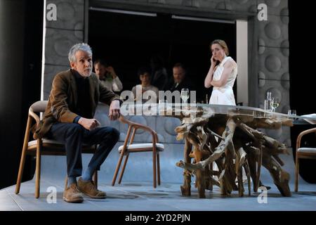 Ulrich Matthes als Paul Lohmann und Maren Eggert als Claire Lohmann sowie hinten v.l., Andri Schenardi als Kellner, Carlo Krammling als Michel Lohmann, Kellner und Jens Koch als Kellner während der Fotoprobe für das Stück das Dinner im Deutschen Theater in Berlin, 24. Oktober 2024. // nach dem Roman angerichtet von Herman Koch. Regie Andras Dömötör. Bühne Ann-Christine Müller. Kostüme Almut Eppinger. Premiere ist am 26. Oktober 2024. Deutsches Theater Berlin das Abendessen *** Ulrich Matthes als Paul Lohmann und Maren Eggert als Claire Lohmann und hinten von links Andri Schenardi als Kellner, C Stockfoto