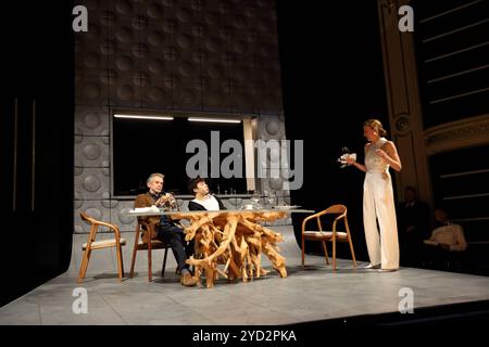 Ulrich Matthes als Paul Lohmann, Carlo Krammling als Michel Lohmann, Kellner und Maren Eggert als Claire Lohmann, v.l., während der Fotoprobe für das Stück das Dinner im Deutschen Theater in Berlin, 24. Oktober 2024. // nach dem Roman angerichtet von Herman Koch. Regie Andras Dömötör. Bühne Ann-Christine Müller. Kostüme Almut Eppinger. Premiere ist am 26. Oktober 2024. Deutsches Theater Berlin das Dinner *** Ulrich Matthes als Paul Lohmann, Carlo Krammling als Michel Lohmann, Kellnerin und Maren Eggert als Claire Lohmann, f l, während der Fotoprobe für das Stück das Dinner im Deutschen Th Stockfoto