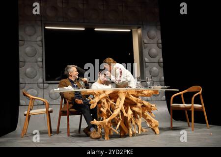 Ulrich Matthes als Paul Lohmann, Carlo Krammling als Michel Lohmann, Kellner und Maren Eggert als Claire Lohmann, v.l., während der Fotoprobe für das Stück das Dinner im Deutschen Theater in Berlin, 24. Oktober 2024. // nach dem Roman angerichtet von Herman Koch. Regie Andras Dömötör. Bühne Ann-Christine Müller. Kostüme Almut Eppinger. Premiere ist am 26. Oktober 2024. Deutsches Theater Berlin das Dinner *** Ulrich Matthes als Paul Lohmann, Carlo Krammling als Michel Lohmann, Kellnerin und Maren Eggert als Claire Lohmann, f l, während der Fotoprobe für das Stück das Dinner im Deutschen Th Stockfoto