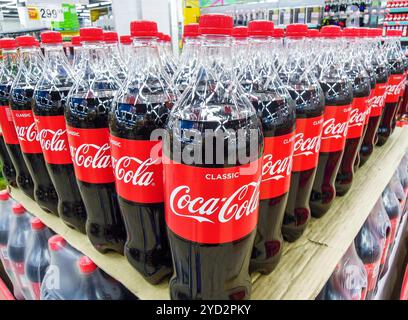 Samara, Russland - 18. März 2020: Coca-Cola-Getränke bereit für den Verkauf im Regal im Superstore. Verschiedene alkoholfreie Getränke in Flaschen und Dri mit Kohlensäure Stockfoto