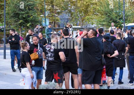 Bilbao, Spanien. Oktober 2024. Viele Slavia Praha-Fans während des Vorschauspiels der UEFA Europa League zwischen Athletic Club und Slavia Praha am 24. Oktober 2024 in Bilbao, Spanien. (Foto: Alberto Brevers/Pacific Press) Credit: Pacific Press Media Production Corp./Alamy Live News Stockfoto