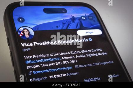 Offizielles Twitter-Profil der Vizepräsidentin der USA Kamala Harris auf einem Smartphone-Bildschirm Stockfoto