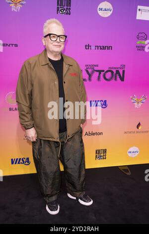 Herbert Groenemeyer auf dem roten Teppich vor der Preisverleihung Polyton 2024 im Berliner Atelier-Garten am 23. Oktober 2024. Die Auszeichnung war h Stockfoto