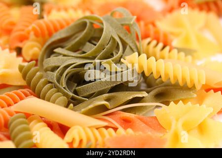 Verschiedene Nudeln in drei Farben. Nahaufnahme. Hintergrund. Stockfoto