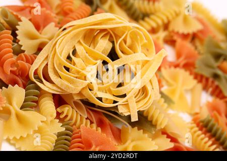 Verschiedene Nudeln in drei Farben. Nahaufnahme. Hintergrund. Stockfoto