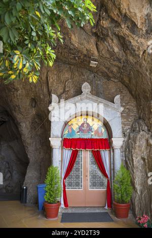 Eingang des Heiligtums in Felswände, rote Vorhänge, religiöse Ikonen, Marienkirche, Brunnen des Lebens, Zoodochos Pigi, Felsenkirche, Kefalari, Argolis, P Stockfoto