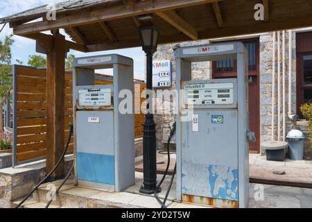 Zwei alte Benzinpumpen unter einem Holzdach in ländlicher Umgebung, Monemvasia, Monemvassia, Monemwassia, Monembasia, Laconia, Peloponnes, Griechenland, Europa Stockfoto