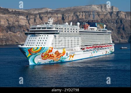 Thira, Griechenland - 20. Juli 2024: Norwegisches Kurzurlaub-Kreuzfahrtschiff an den Caldera Cliffs in Fira, Kreuzfahrthafen Skala, alter Hafen von Thira Santorini. Stockfoto