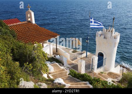 Kleine Kapelle mit griechischer Flagge und Meerblick, Kirche Agios Nikolaos Krasoktistos, Agia Kyriaki, Nafplio, Nauplia, Nauplion, Nafplion, Argolis, Argolic Stockfoto