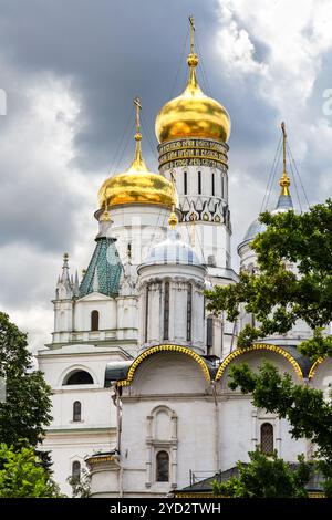 Goldene Kuppeln von Iwan dem Großen Glockenturm und Erzengel Kathedrale Stockfoto