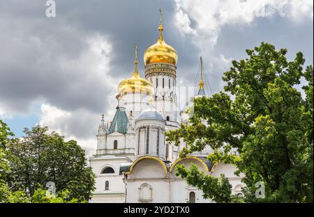 Goldene Kuppeln von Iwan dem Großen Glockenturm und Erzengel Kathedrale Stockfoto