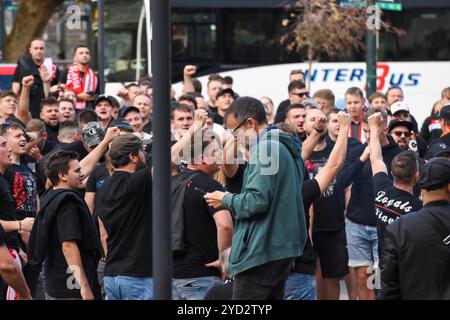 Bilbao, Euskadi, Spanien. Oktober 2024. Bilbao, Spanien, 24. Oktober 2024: Viele Slavia-Praha-Fans während des Vorschauspiels der UEFA Europa League zwischen Athletic Club und Slavia Praha am 24. Oktober 2024 in Bilbao, Spanien. (Kreditbild: © Alberto Brevers/Pacific Press via ZUMA Press Wire) NUR REDAKTIONELLE VERWENDUNG! Nicht für kommerzielle ZWECKE! Stockfoto