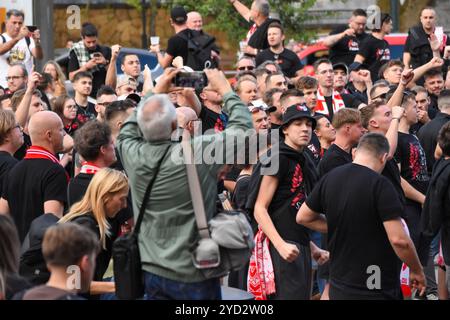 Bilbao, Euskadi, Spanien. Oktober 2024. Bilbao, Spanien, 24. Oktober 2024: Viele Slavia-Praha-Fans während des Vorschauspiels der UEFA Europa League zwischen Athletic Club und Slavia Praha am 24. Oktober 2024 in Bilbao, Spanien. (Kreditbild: © Alberto Brevers/Pacific Press via ZUMA Press Wire) NUR REDAKTIONELLE VERWENDUNG! Nicht für kommerzielle ZWECKE! Stockfoto