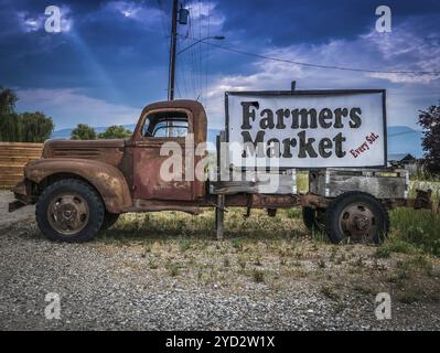 Melden Sie sich für einen Bauernmarkt auf der Seite eines Jahrgangs Rusty Truck Stockfoto