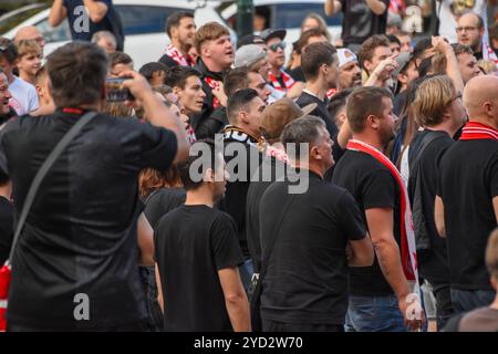 Bilbao, Euskadi, Spanien. Oktober 2024. Bilbao, Spanien, 24. Oktober 2024: Viele Slavia-Praha-Fans während des Vorschauspiels der UEFA Europa League zwischen Athletic Club und Slavia Praha am 24. Oktober 2024 in Bilbao, Spanien. (Kreditbild: © Alberto Brevers/Pacific Press via ZUMA Press Wire) NUR REDAKTIONELLE VERWENDUNG! Nicht für kommerzielle ZWECKE! Stockfoto