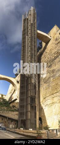 Valletta, Malta, 23. Dezember 2023: Vertikaler Blick auf den Hochgeschwindigkeitslift Barrakka im großen Hafen von Valletta, Europa Stockfoto