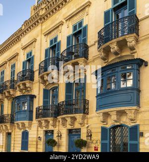 Valletta, Malta, 23. Dezember 2023: Blick auf die typischen farbenfrohen Gallarijas oder umschlossenen Balkone in der Innenstadt von Valletta in Malta, Europa Stockfoto