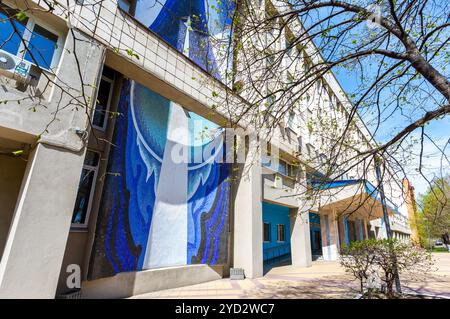 Samara, Russland - 6. Mai 2018: Gebäude der Staatlichen Universität Samara (Luft- und Raumfahrtinstitut) im Sommertag Stockfoto