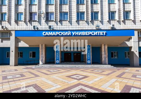 Samara, Russland - 6. Mai 2018: Gebäude der Staatlichen Universität Samara (Luft- und Raumfahrtinstitut). Text auf Russisch: Samara Universität Stockfoto