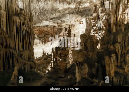 Porto Cristo, Spanien, 23. Januar 2024: Blick auf die Felsformationen im Cuevas del Drach im Osten Mallorcas, Europa Stockfoto