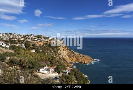 Blick auf das Dorf Costa Nova und die Klippen Cabo de la NAO und das Meer in der Provinz Alicante Stockfoto