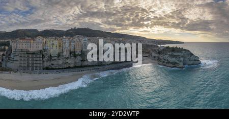 Tropea, Italien, 16. Dezember 2023: Blick auf den Strand von Rotonda und die farbenfrohe Altstadt von Tropea in Kalabrien, Europa Stockfoto